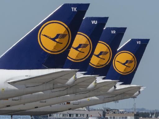 Vier stillgelegte Passagiermaschine der Lufthansa stehen auf dem leeren Rollfeld des Flughafen Frankfurt.