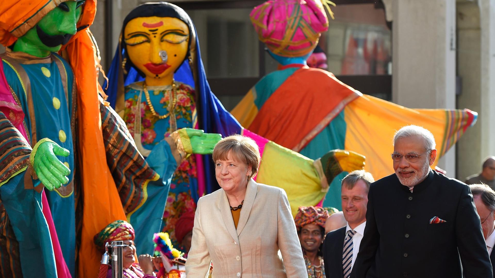 Bundeskanzlerin Angela Merkel und der indische Premierminister Narendra Modi bei der Eröffnung der Hannover Messe. Bundeskanzlerin Angela Merkel und der indische Premierminister Narendra Modi bei der Eröffnung der Hannover Messe.
