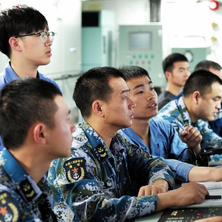 Chinesische Seeleute der Volksbefreiungsarmee arbeiten an Bord des ersten in China gebauten Flugzeugträgers, bekannt als "Typ 001A".