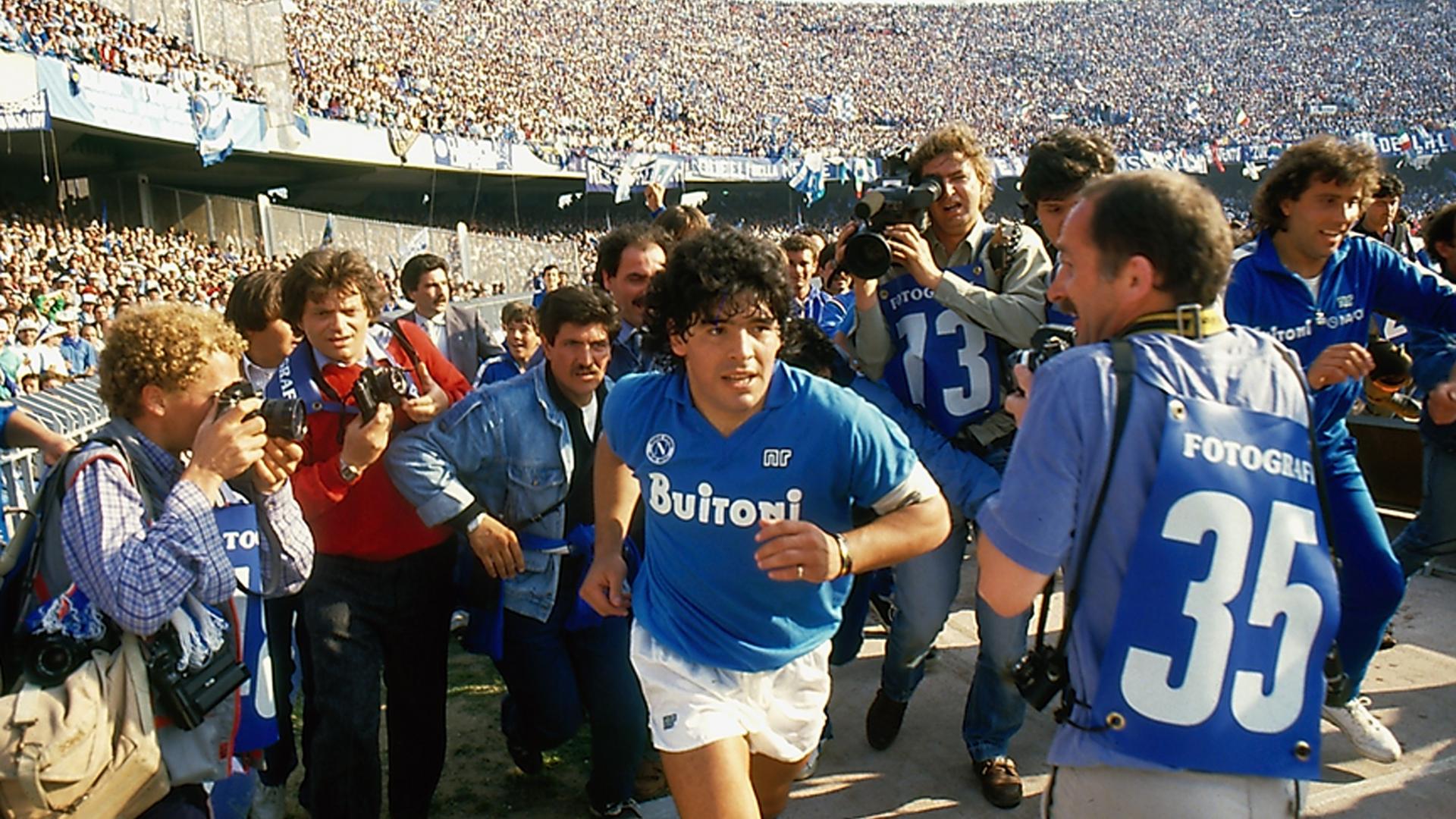 Diego Maradona läuft durch das Stadium, gefolgt von Journalisten. Diego Maradona läuft durch das Stadium, gefolgt von Journalisten.