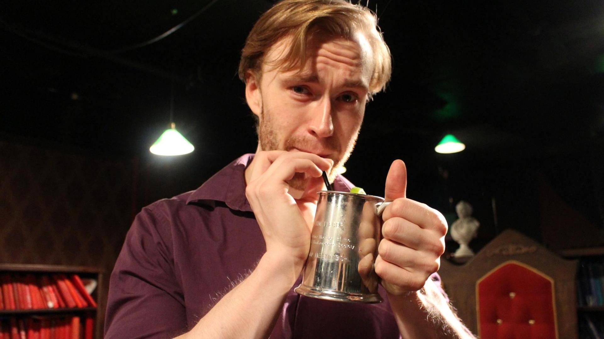 Der Schauspieler Tim Haber, der die Hauptrolle der Theateraufführung "Macbeth" in einer Interpretation des Ensembles "Drunk Shakespeare", trinkt aus einem Messing Becher während der Vorführung in "The Lounge" der Roy Arias Studios im Theaterdistrikt von New York (USA). Der Schauspieler Tim Haber, der die Hauptrolle der Theateraufführung "Macbeth" in einer Interpretation des Ensembles "Drunk Shakespeare", trinkt aus einem Messing Becher während der Vorführung in "The Lounge" der Roy Arias Studios im Theaterdistrikt von New York (USA).