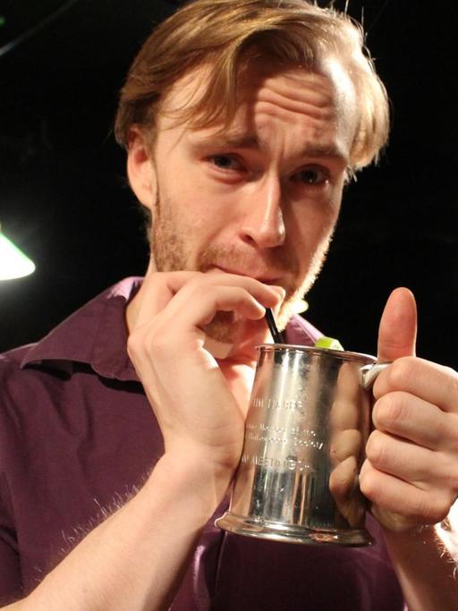Der Schauspieler Tim Haber, der die Hauptrolle der Theateraufführung "Macbeth" in einer Interpretation des Ensembles "Drunk Shakespeare", trinkt aus einem Messing Becher während der Vorführung in "The Lounge" der Roy Arias Studios im Theaterdistrikt von New York (USA).