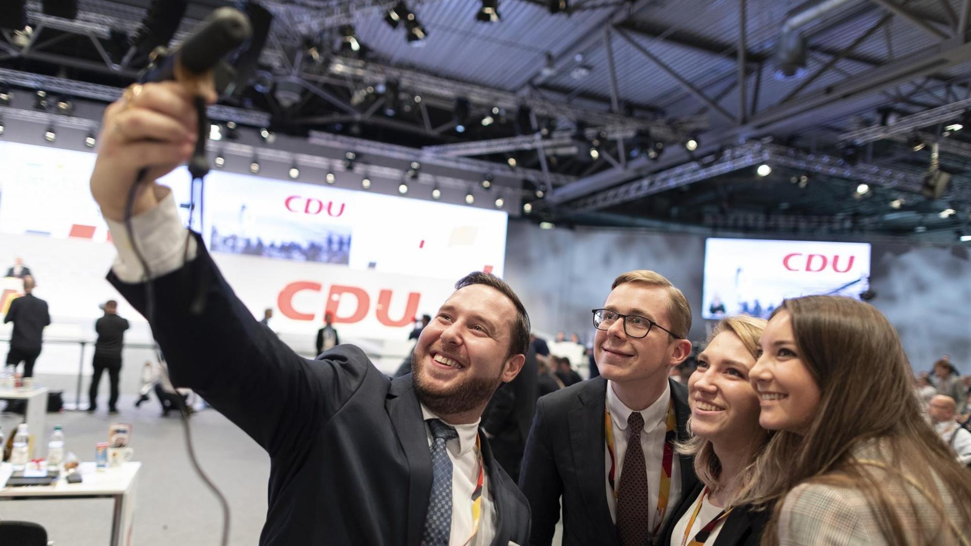 Philipp Amthor (CDU) (2.v.l.) posiert auf dem Bundesparteitag der CDU in Leipzig mit Mitgliedern der Jungen Union für ein Selfie Philipp Amthor (CDU) (2.v.l.) posiert auf dem Bundesparteitag der CDU in Leipzig mit Mitgliedern der Jungen Union für ein Selfie