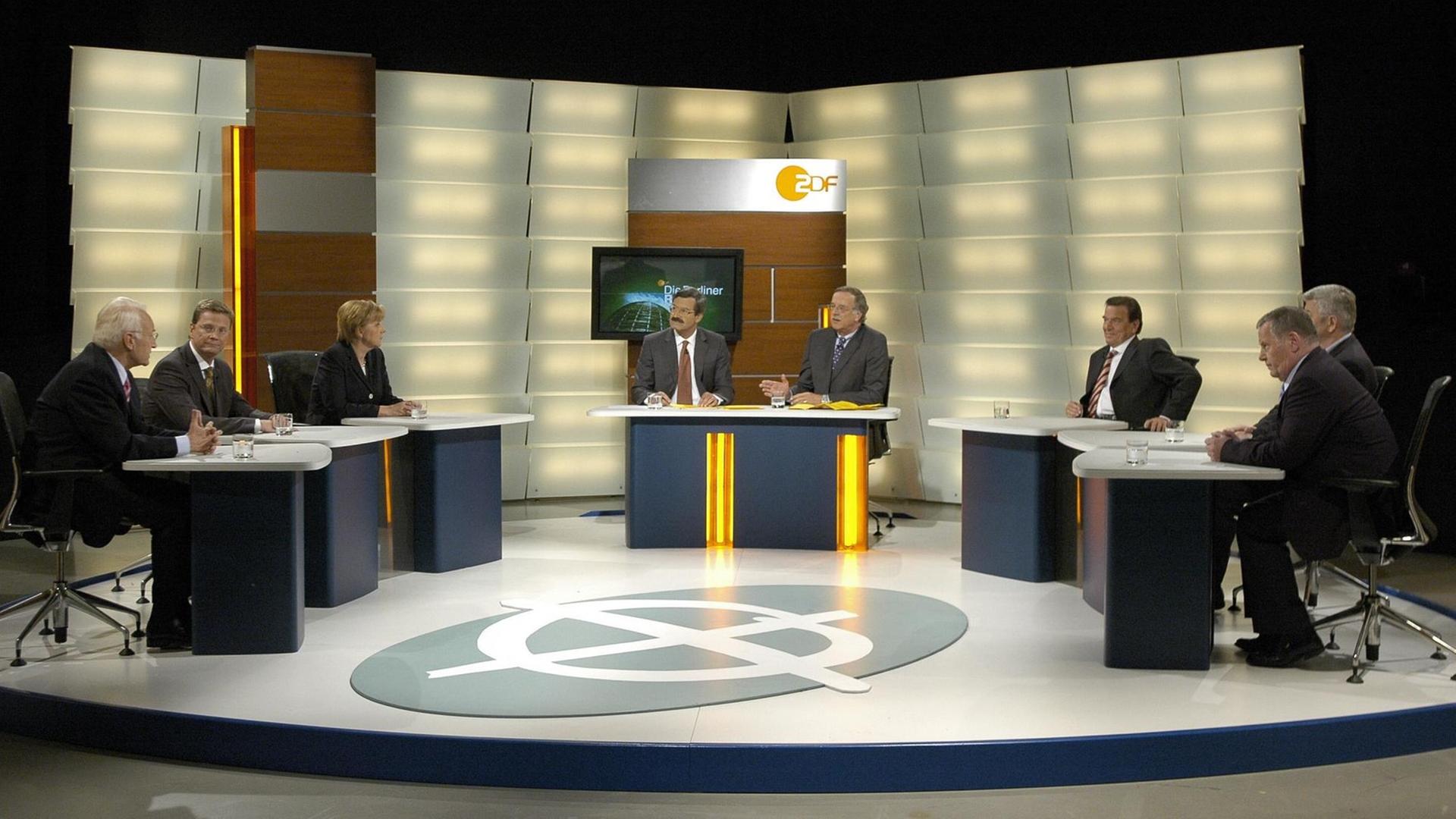 Die so genannte Elefantenrunde nach der Bundestagswahl am Sonntag (18.09.2005) im ZDF-Hauptstadtstudio in Berlin: (l-r) Edmund Stoiber (Ministerpräsident von Bayern/CSU), Guido Westerwelle (Parteivorsitzender/FDP), Unions-Kanzlerkandidatin Angela Merkel (CDU), die Chefredakteure von ZDF und ARD, Nikolaus Brender, Hartmann von der Tann, Bundeskanzler Gerhard Schröder (SPD), Außenminister Joschka Fischer (Bündnis 90/Die Grünen) und Lothar Bisky (Parteivorsitzender/Die Linke.PDS). Die so genannte Elefantenrunde nach der Bundestagswahl am Sonntag (18.09.2005) im ZDF-Hauptstadtstudio in Berlin: (l-r) Edmund Stoiber (Ministerpräsident von Bayern/CSU), Guido Westerwelle (Parteivorsitzender/FDP), Unions-Kanzlerkandidatin Angela Merkel (CDU), die Chefredakteure von ZDF und ARD, Nikolaus Brender, Hartmann von der Tann, Bundeskanzler Gerhard Schröder (SPD), Außenminister Joschka Fischer (Bündnis 90/Die Grünen) und Lothar Bisky (Parteivorsitzender/Die Linke.PDS).