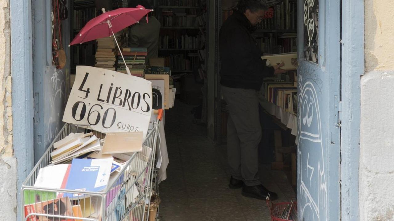 Flohmarkt 'El Rastro' in Madrid, einer der größten Flohmärkte Europas in Spanien, 2016. Flohmarkt 'El Rastro' in Madrid, einer der größten Flohmärkte Europas in Spanien, 2016.