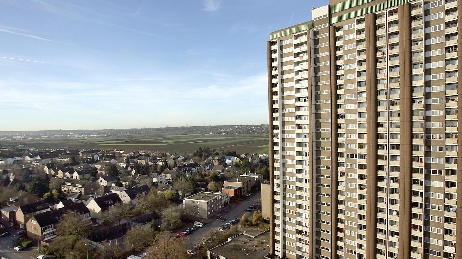 Neben dem alten Ortskern von Köln-Meschenich (l) steht ein 27-stöckiges Wohnhochhaus. Neben dem alten Ortskern von Köln-Meschenich (l) steht ein 27-stöckiges Wohnhochhaus.