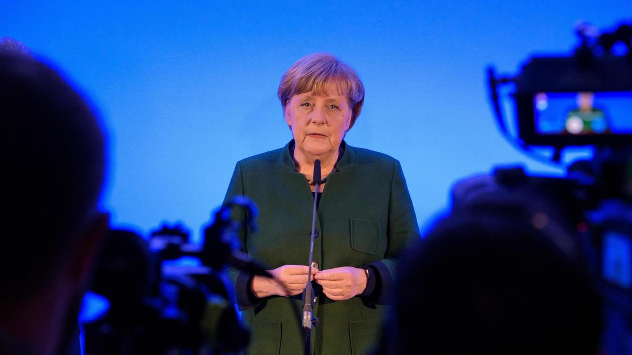 Bundeskanzlerin Angela Merkel spricht bei der Klausurtagung des CDU-Bundesvorstands in Perl vor Journalisten Bundeskanzlerin Angela Merkel spricht bei der Klausurtagung des CDU-Bundesvorstands in Perl vor Journalisten