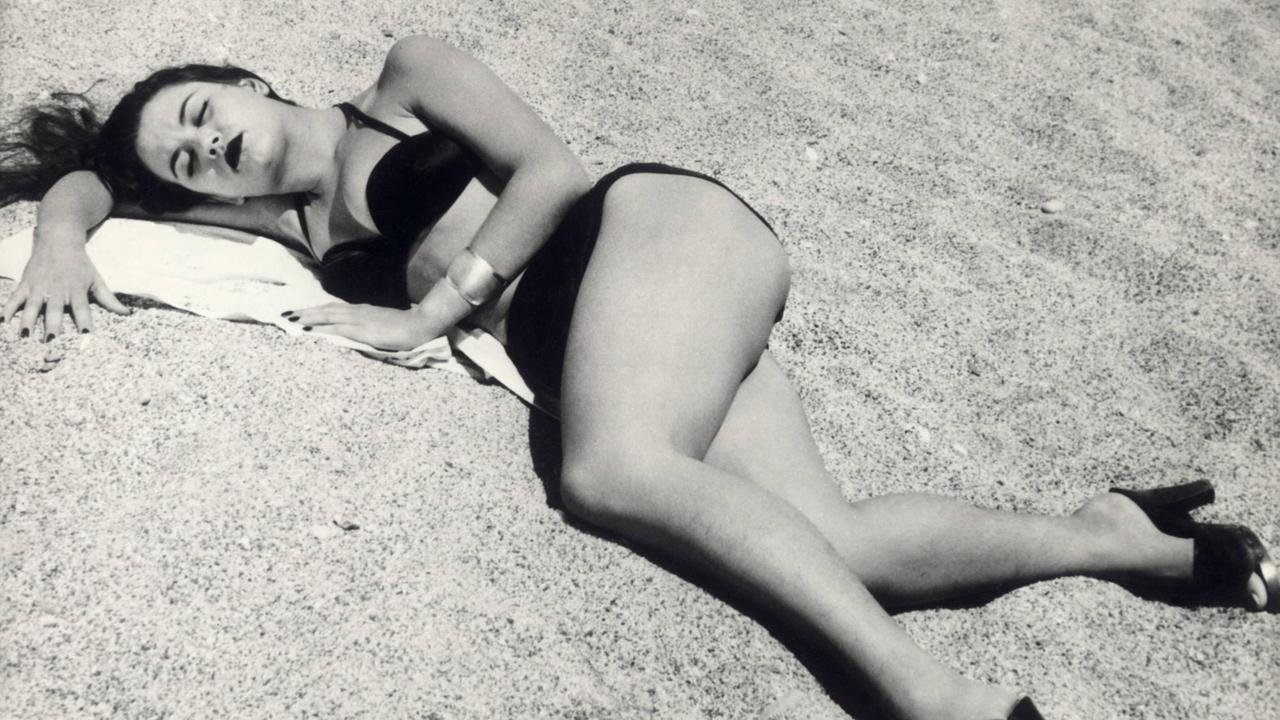 Dreharbeiten zum Film "La Spiaggia" des italienischen Regisseurs Alberto Lattuada. Eine Darstellerin liegt am Strand.