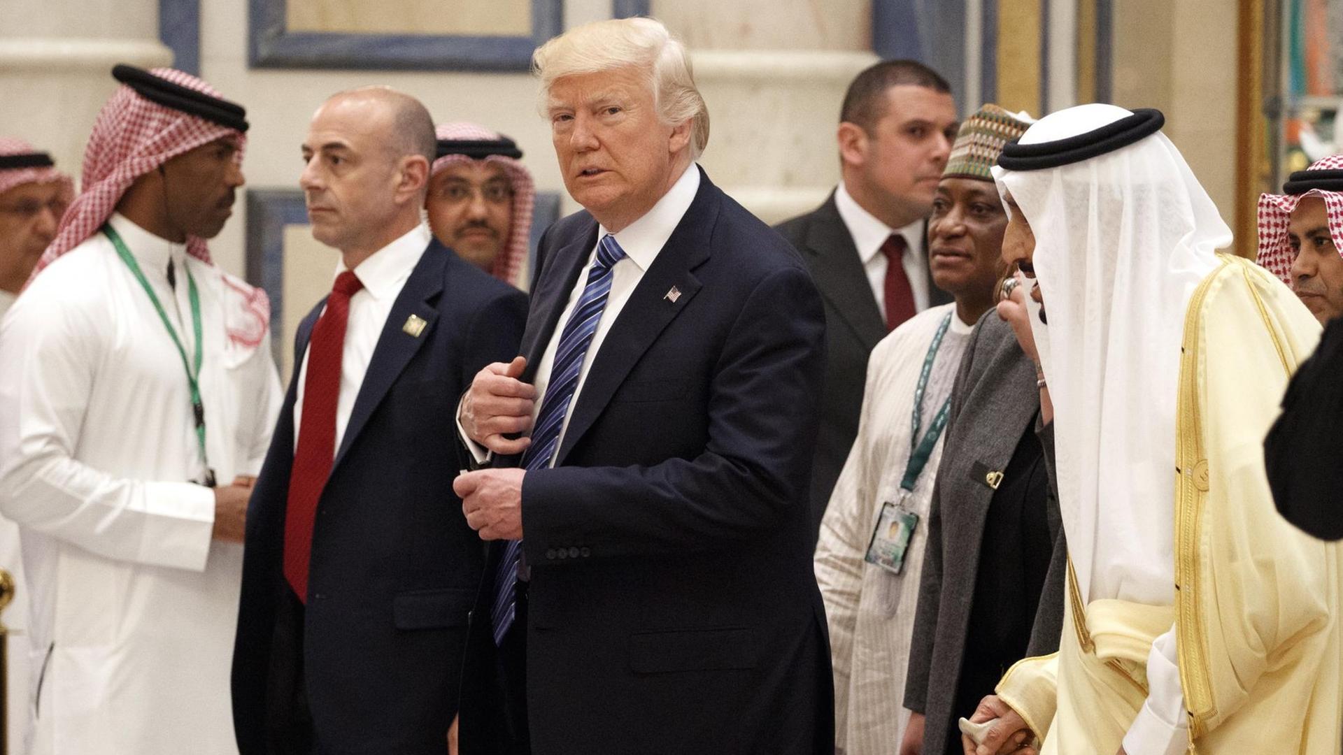 US-Präsident Trump geht neben dem saudischen König Salman zum Gipfeltreffen in Riad