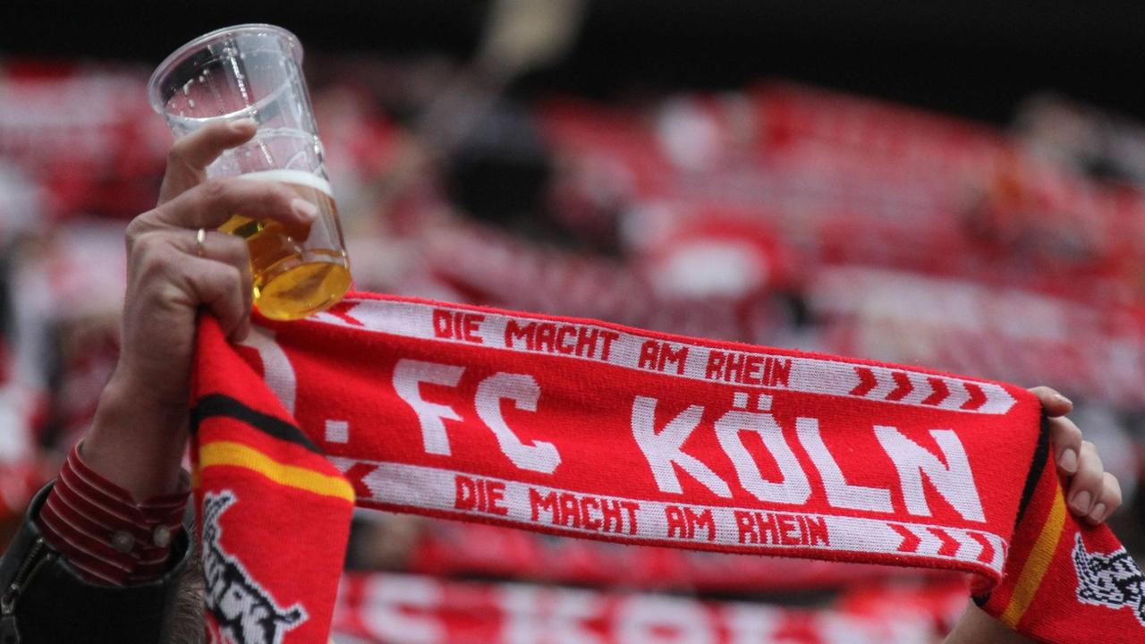 Bildnummer: 07447377 Datum: 26.02.2011 Copyright: imago/Eduard Bopp
Fans des 1. FC Köln - Die Macht am Rhein; Herren Fussball GER 1. BL 2010 2011 Köln vdig xsk 2011 quer o0 Objekte Schal, Fanschal Becher Bierbecher Bier Alkohol Symbol Schriftzug
Image number 07447377 date 26 02 2011 Copyright imago Eduard Bopp supporters the 1 FC Cologne The makes at Rhine men Football ger 1 BL 2010 2011 Cologne Vdig xsk 2011 horizontal o0 Objects Shawl Football scarf Cups Beer cups Beer Alcohol symbol emblem Bildnummer: 07447377 Datum: 26.02.2011 Copyright: imago/Eduard Bopp
Fans des 1. FC Köln - Die Macht am Rhein; Herren Fussball GER 1. BL 2010 2011 Köln vdig xsk 2011 quer o0 Objekte Schal, Fanschal Becher Bierbecher Bier Alkohol Symbol Schriftzug
Image number 07447377 date 26 02 2011 Copyright imago Eduard Bopp supporters the 1 FC Cologne The makes at Rhine men Football ger 1 BL 2010 2011 Cologne Vdig xsk 2011 horizontal o0 Objects Shawl Football scarf Cups Beer cups Beer Alcohol symbol emblem