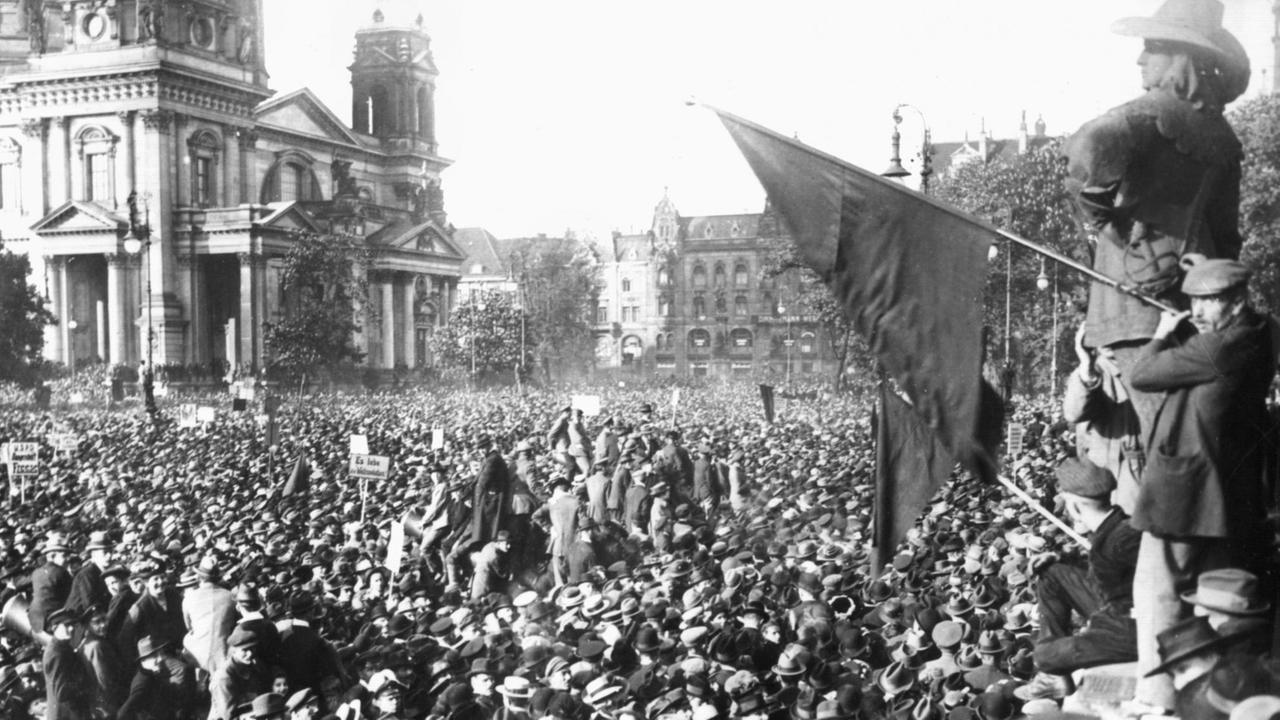 Blick auf die Menschenmenge während einer Massendemonstration gegen die Friedensbedingungen des Versailler Vertrages im August 1919 im Berliner Lustgarten. Blick auf die Menschenmenge während einer Massendemonstration gegen die Friedensbedingungen des Versailler Vertrages im August 1919 im Berliner Lustgarten.