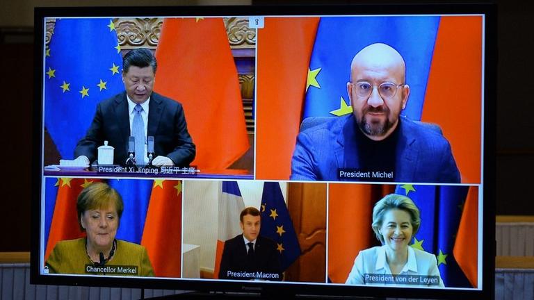 Angela Merkel, Ursula von der Leyen, Emmanuel Macron, Charles Michel und Xi Jinping bei einer Videokonferenz. Angela Merkel, Ursula von der Leyen, Emmanuel Macron, Charles Michel und Xi Jinping bei einer Videokonferenz.