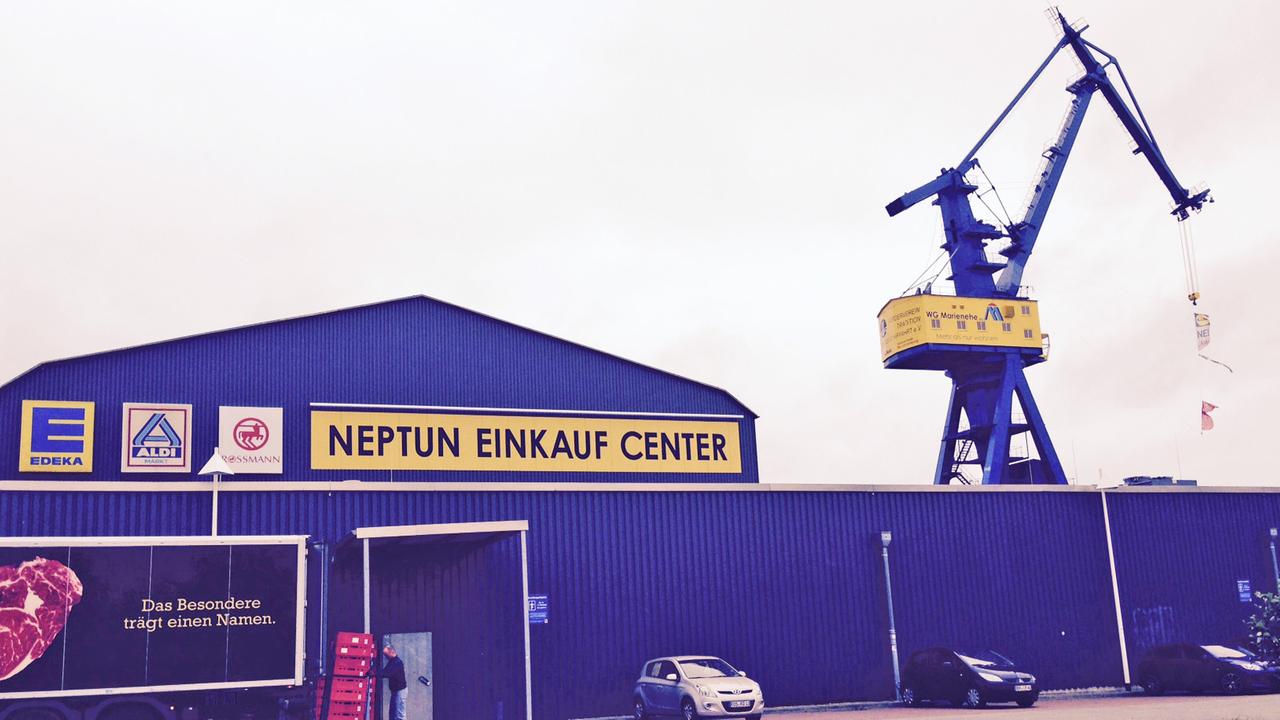 In der ehemaligen Halle der Neptun-Werft in Rostock ist ein Einkaufszentrum eingezogen. In der ehemaligen Halle der Neptun-Werft in Rostock ist ein Einkaufszentrum eingezogen.