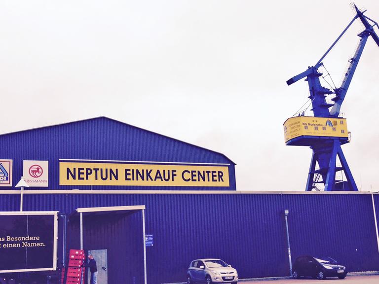 In der ehemaligen Halle der Neptun-Werft in Rostock ist ein Einkaufszentrum eingezogen. 