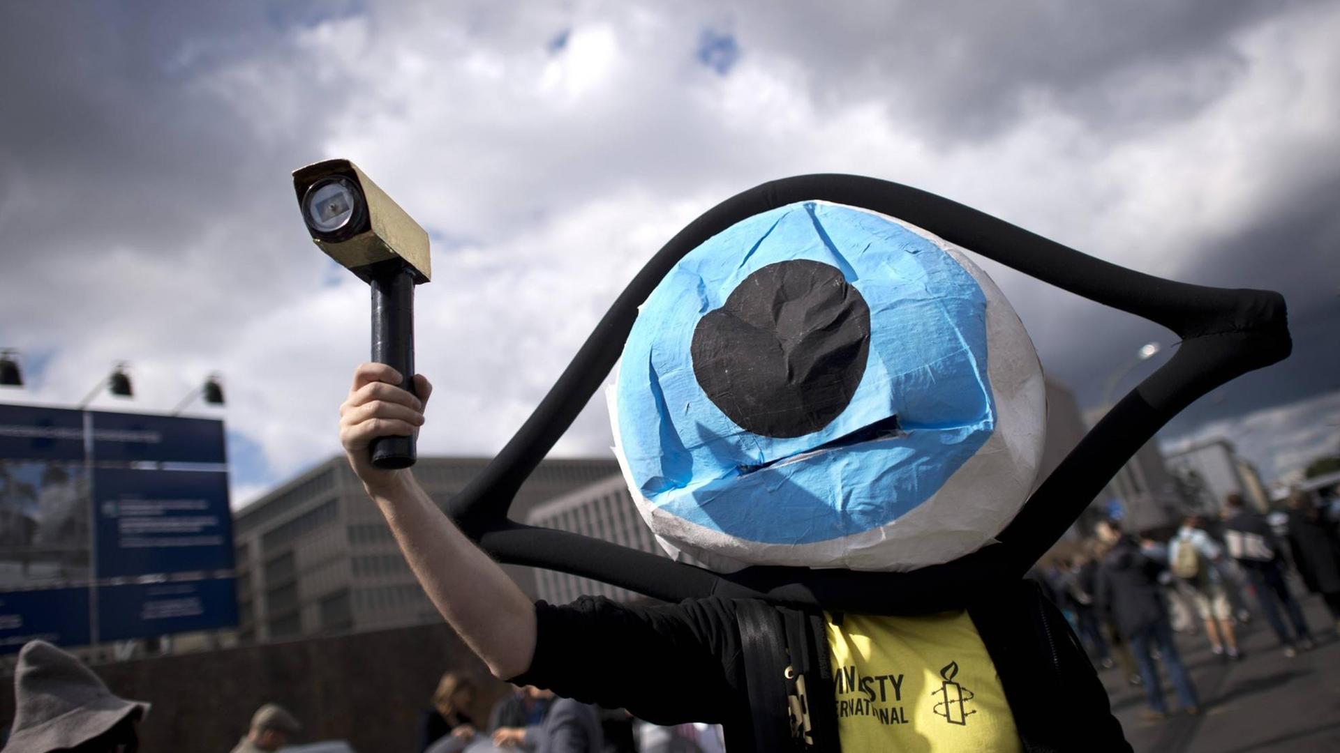 BND, Demonstration DEU, Deutschland, Germany, Berlin, 05.09.2015 Demonstrant mit Kostuem Auge und Kamera waehrend der Demonstration unter dem Motto Bueger legen BND an die Kette vor dem Neubau der Zentrale vom Bundesnachrichtendienst BND in der Chausseestrasse in Berlin-Mitte. Die Demonstration der Initiativem Humanistische Union, Amnesty International Reporter Ohne Grenzen und digitalcourage richtet sich gegen die Online Ueberwachung der US-Geheimdienste, gegen die Ueberwachungsaffaere vom NSA und gegen Prism und Tempora. Zudem wird die abwartende Politik der Bundesregierung kritisiert und Solidaritaet mit dem Whistleblower Edward Snowden geuebt. Wenige Tage vor der Wiederaufnahme vom BND-Untersuchungsausschuss forderten die Demonstranten eine sofortige Aufklaerung vom BND-Skandal. BND, Demonstration DEU, Deutschland, Germany, Berlin, 05.09.2015 Demonstrant mit Kostuem Auge und Kamera waehrend der Demonstration unter dem Motto Bueger legen BND an die Kette vor dem Neubau der Zentrale vom Bundesnachrichtendienst BND in der Chausseestrasse in Berlin-Mitte. Die Demonstration der Initiativem Humanistische Union, Amnesty International Reporter Ohne Grenzen und digitalcourage richtet sich gegen die Online Ueberwachung der US-Geheimdienste, gegen die Ueberwachungsaffaere vom NSA und gegen Prism und Tempora. Zudem wird die abwartende Politik der Bundesregierung kritisiert und Solidaritaet mit dem Whistleblower Edward Snowden geuebt. Wenige Tage vor der Wiederaufnahme vom BND-Untersuchungsausschuss forderten die Demonstranten eine sofortige Aufklaerung vom BND-Skandal.
