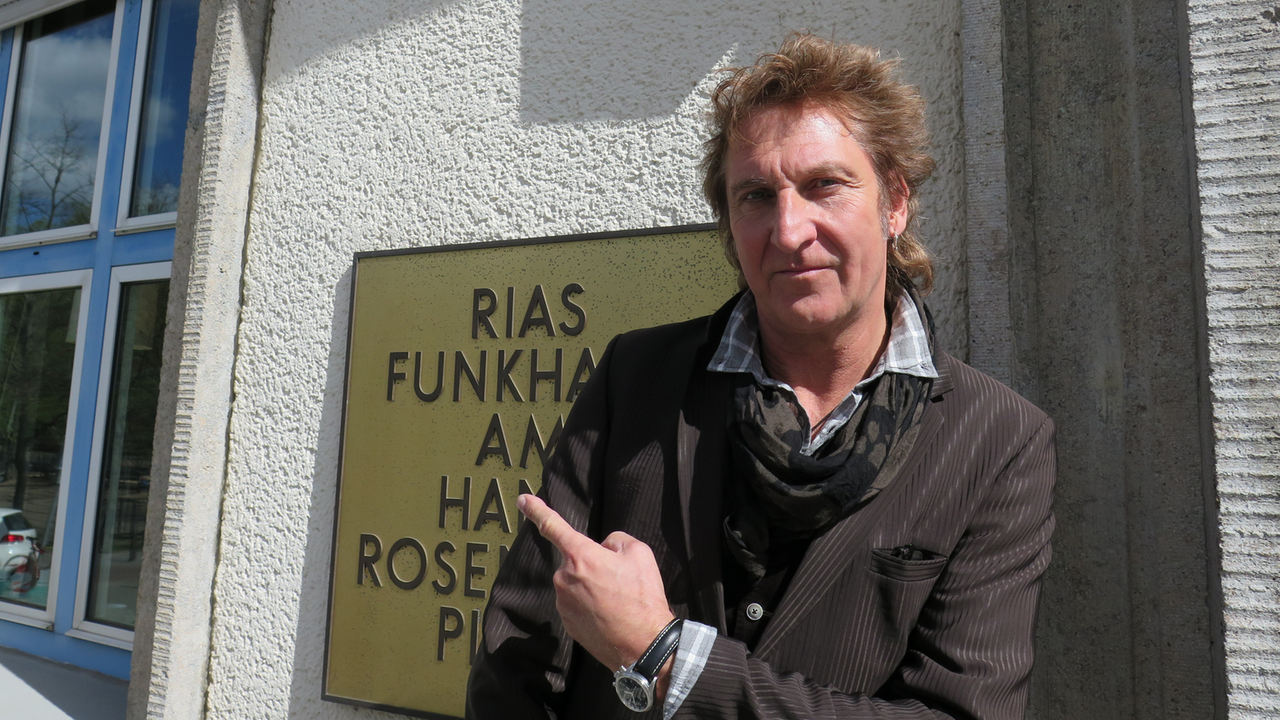 Der Musiker Carl Carlton vor dem RIAS-Gebäude. Der Musiker Carl Carlton vor dem RIAS-Gebäude.