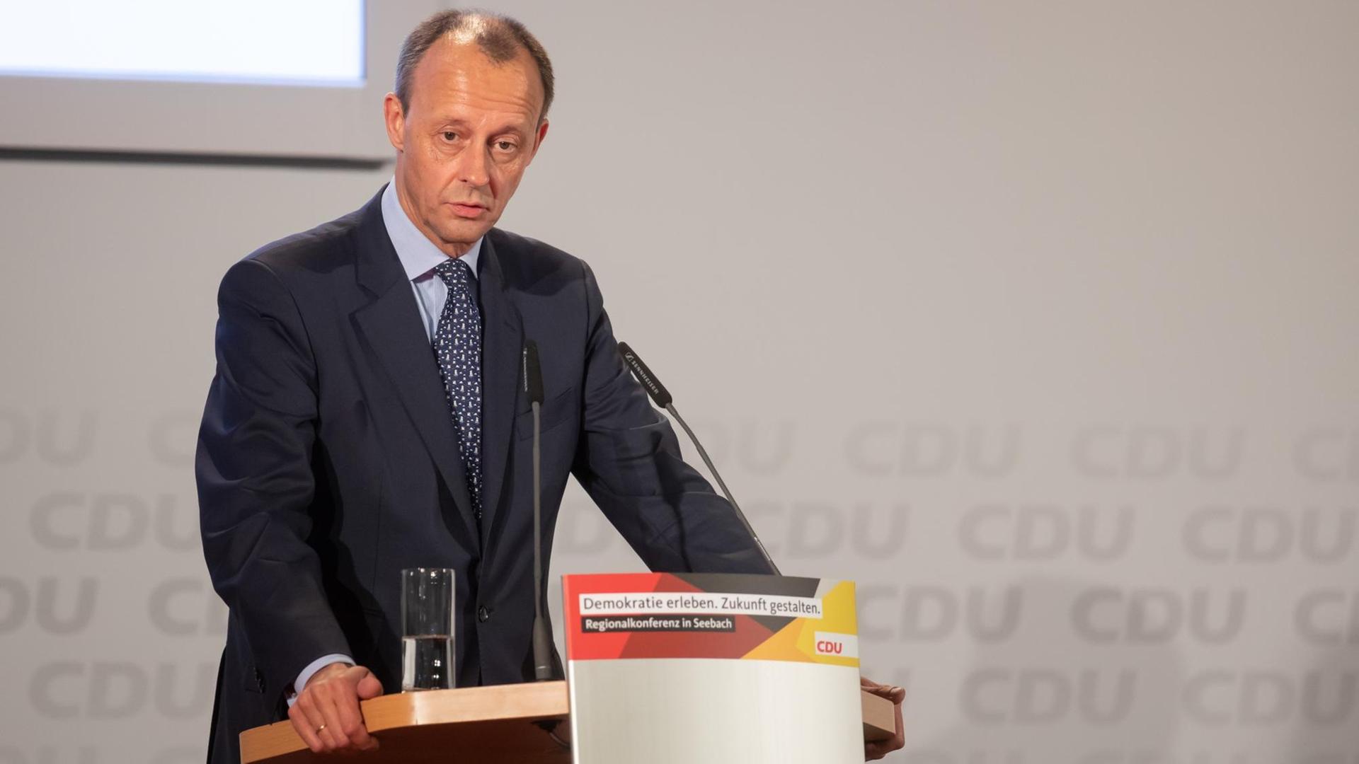 Friedrich Merz, Ex-Unionsfraktionschef, steht am Rednerpult und stellt sich bei der CDU-Regionalkonferenz für Thüringen und Hessen den CDU-Mitgliedern vor. Friedrich Merz, Ex-Unionsfraktionschef, steht am Rednerpult und stellt sich bei der CDU-Regionalkonferenz für Thüringen und Hessen den CDU-Mitgliedern vor.