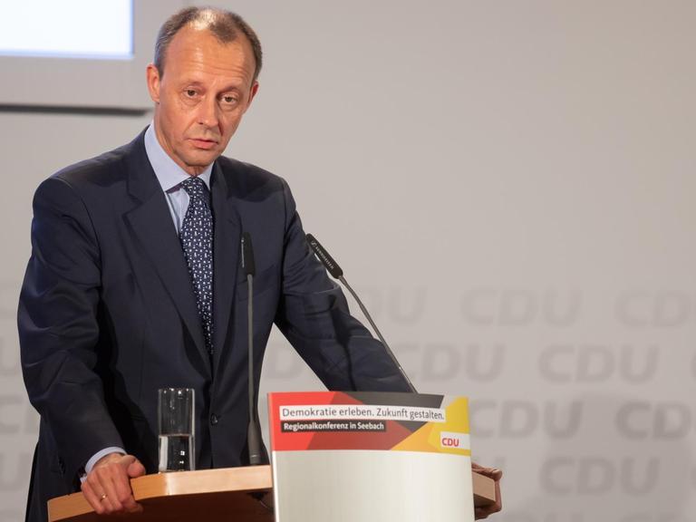 Friedrich Merz, Ex-Unionsfraktionschef, steht am Rednerpult und stellt sich bei der CDU-Regionalkonferenz für Thüringen und Hessen den CDU-Mitgliedern vor.