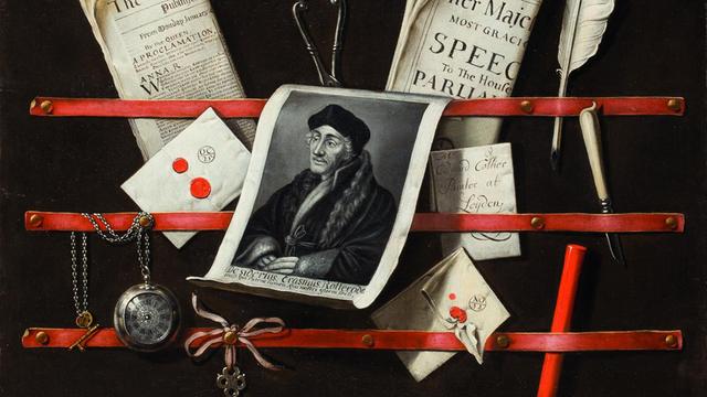 Das BIld zeigt ein Kunstwerk von Edwaert Collier. Zwischen horizontalen roten Lederbändern stecken Federn, ein Bild von Erasmus von Rotterdam und andere Objekte.