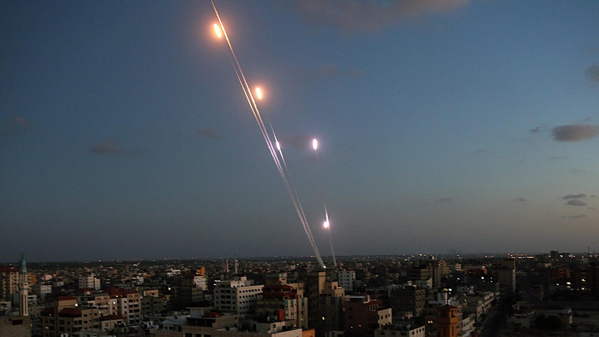Raketen werden in den Morgenhimmel geschossen. Raketen werden in den Morgenhimmel geschossen.