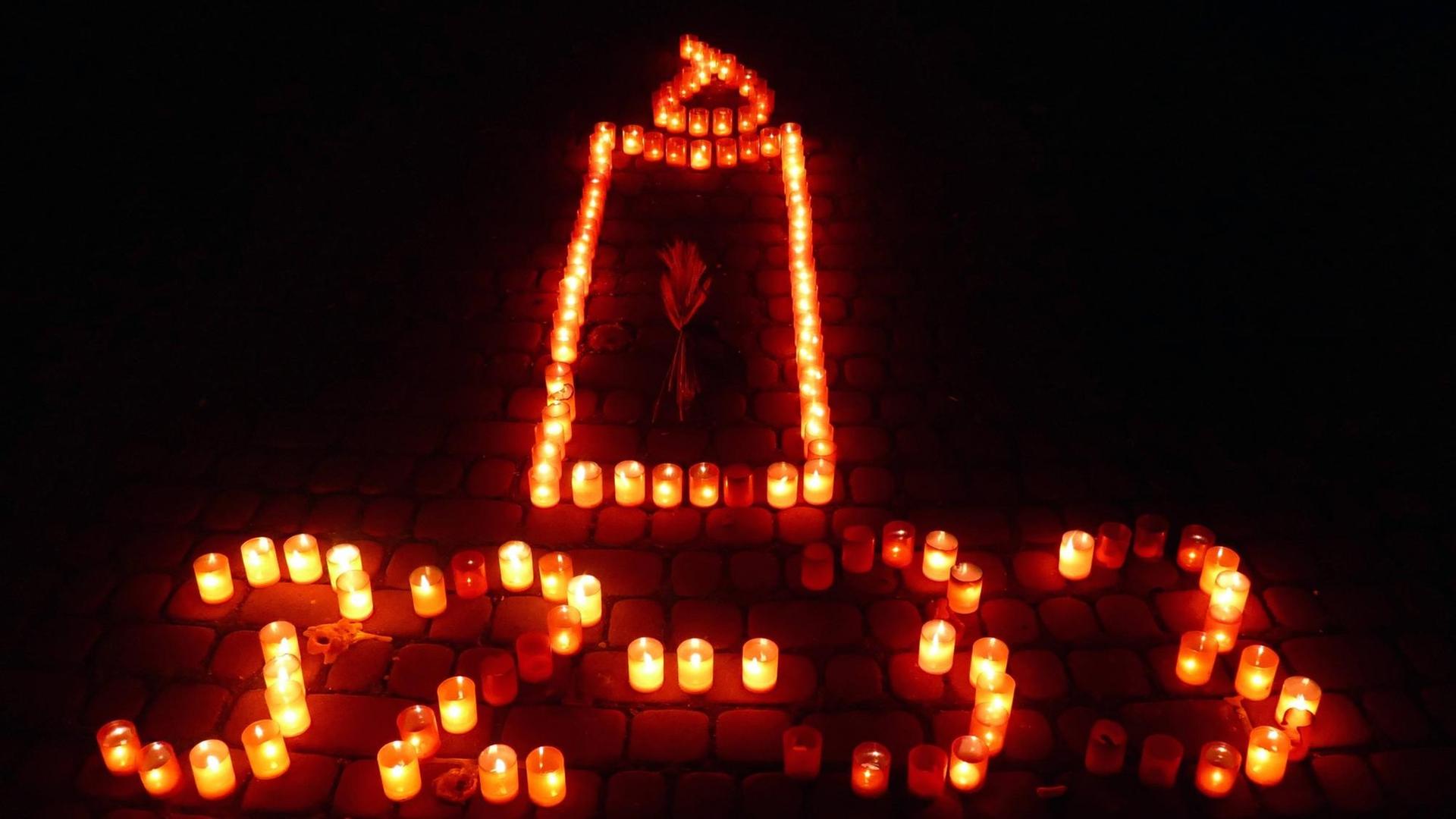 In Vichevyi Maidan formen Laternen die Umrisse einer Kerze und die Jahreszahlen 1932 - 1933 zum nationalen Gedenktag der Opfer des Holodomors In Vichevyi Maidan formen Laternen die Umrisse einer Kerze und die Jahreszahlen 1932 - 1933 zum nationalen Gedenktag der Opfer des Holodomors