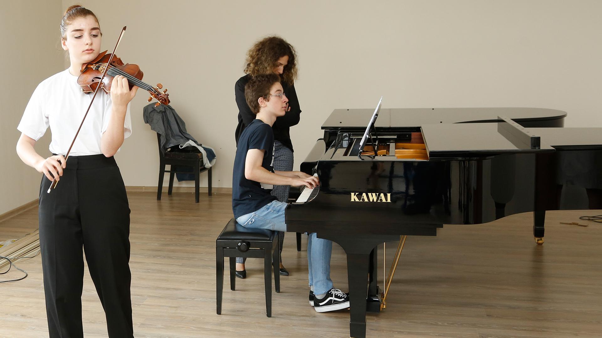 Die 15-jährige Anna spielt Geige in der Zakaria-Paliashvili-Musikschule in Tiflis.