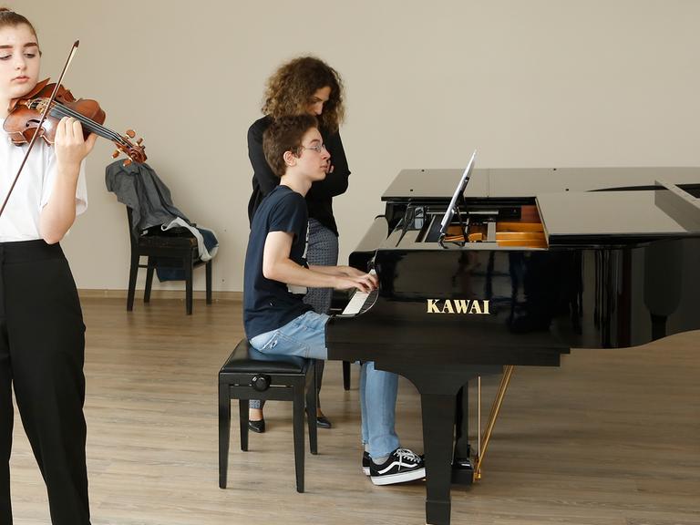 Die 15-jährige Anna spielt Geige in der Zakaria-Paliashvili-Musikschule in Tiflis.