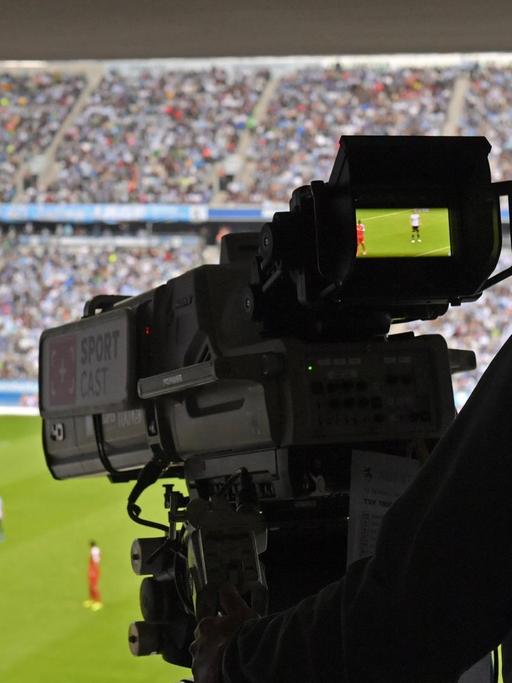 Das Bild zeigt einen Kameramann in einem Fußballstadion. Aufgenommen am 14.5.2017