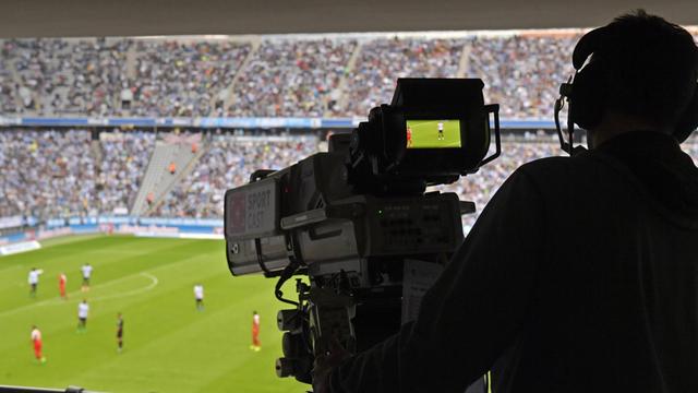 Das Bild zeigt einen Kameramann in einem Fußballstadion. Aufgenommen am 14.5.2017