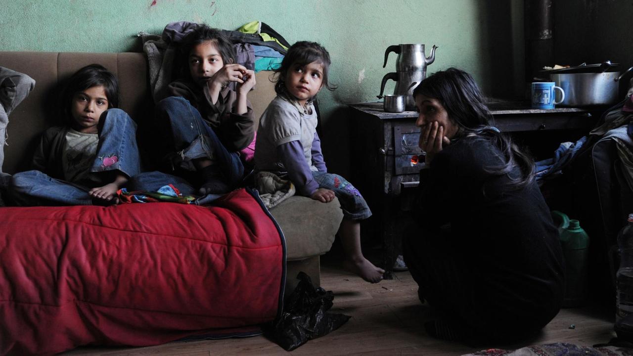 Die 2010 aus Deutschland abgeschobene Familie Kovaqi mit ihren 6 Kindern in ihrer 1-Raum-Wohnung in einem von Roma bewohnten Wohngebiet in Plementina bei Pristina im Kosovo.