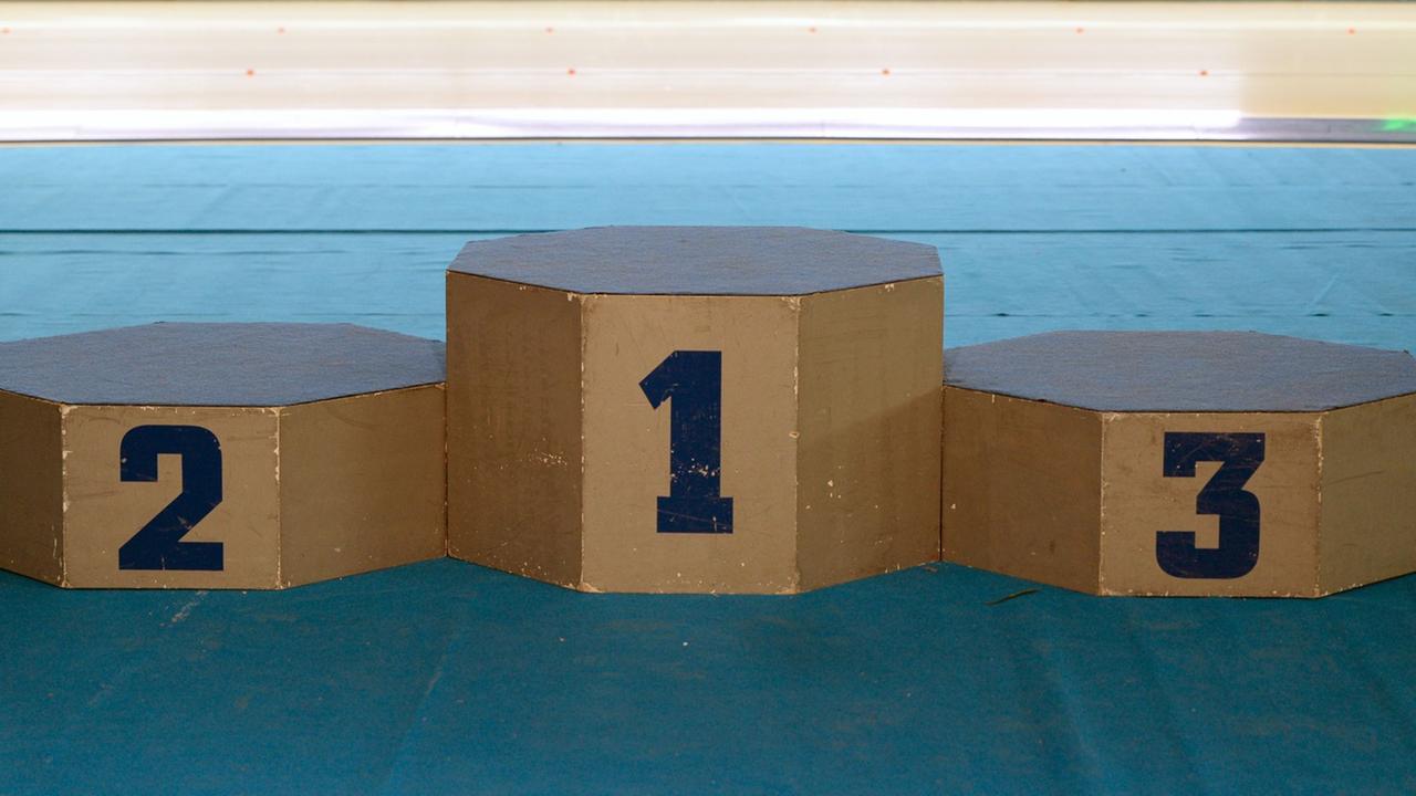 Ein leeres Siegerpodest für die Plätze eins bis drei, aufgenommen bei den Eisschnelllauf Deutsche Meisterschaften am 02.11.2014 im Sportforum Hohenschönhausen in Berlin. Ein leeres Siegerpodest für die Plätze eins bis drei, aufgenommen bei den Eisschnelllauf Deutsche Meisterschaften am 02.11.2014 im Sportforum Hohenschönhausen in Berlin.