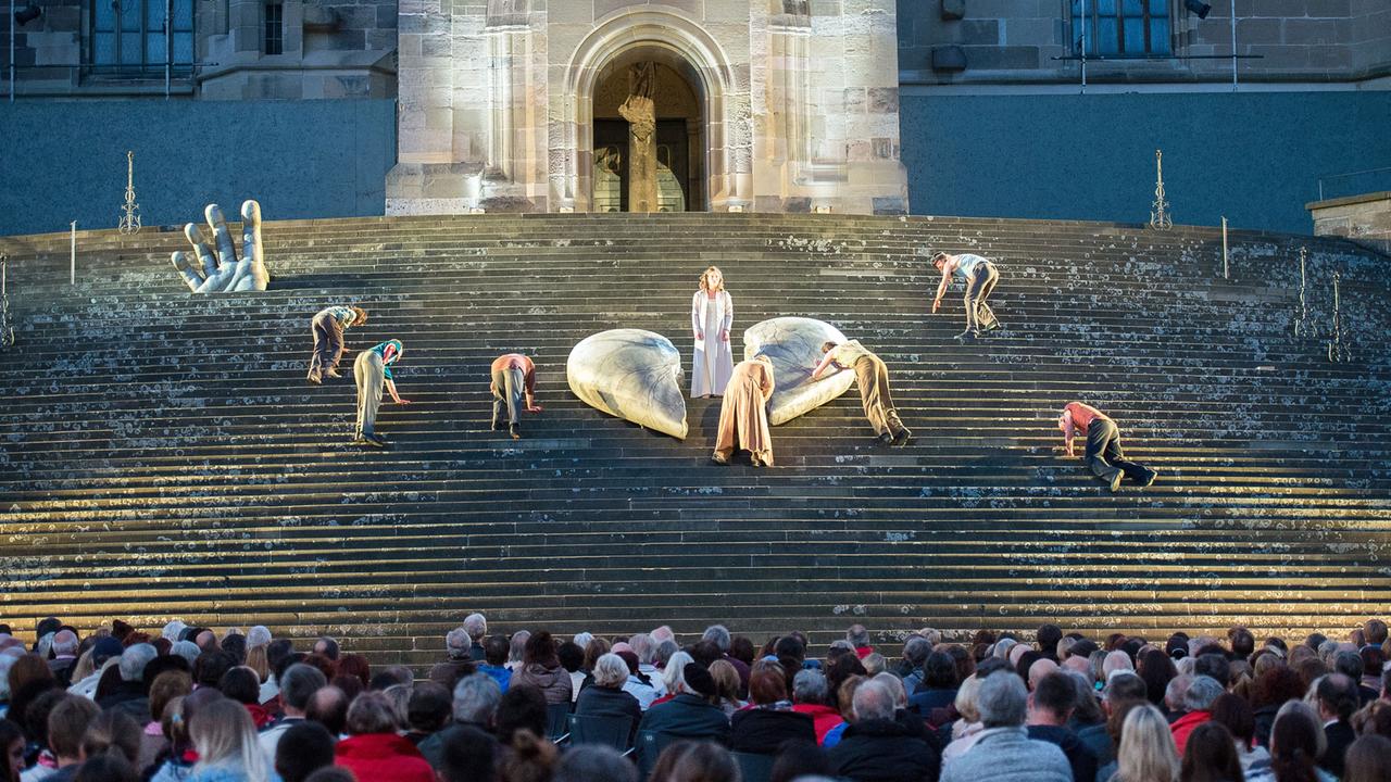 Schwäbisch Haller Freilichtspiele: öffentliche Hauptprobe am 9.6.2016 zum Theaterstück "Die Räuber" von Friedrich Schiller auf der Großen Treppe vor der Sankt Michaelskirche Schwäbisch Haller Freilichtspiele: öffentliche Hauptprobe am 9.6.2016 zum Theaterstück "Die Räuber" von Friedrich Schiller auf der Großen Treppe vor der Sankt Michaelskirche