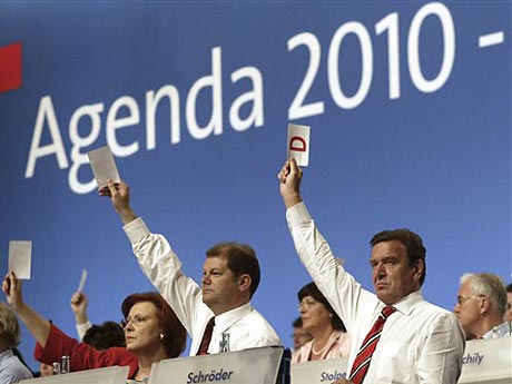 Der SPD-Parteitag stimmt in Berlin am 14. März 2003 für das Reformprojekt "Agenda 2010" Der SPD-Parteitag stimmt in Berlin am 14. März 2003 für das Reformprojekt "Agenda 2010"