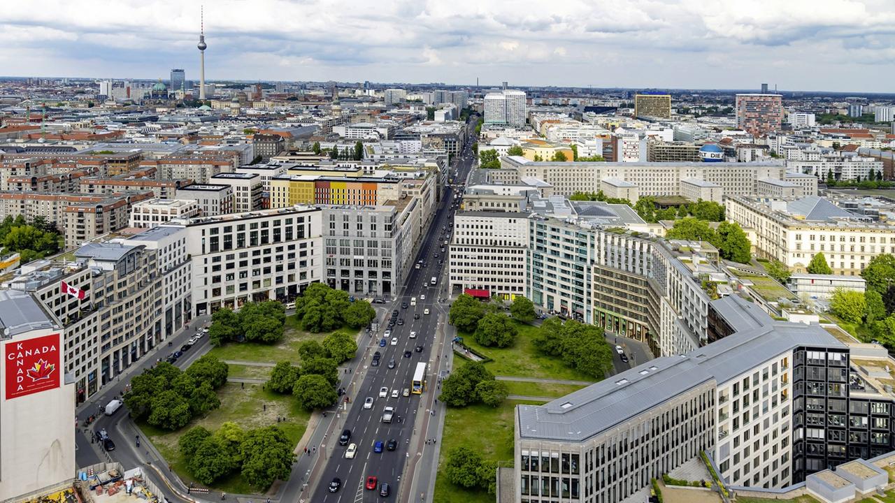 Panoramablick über den Leipziger Platz in Berlin von einem der Hochhäuser am benachbarten Potsdamerplatz
