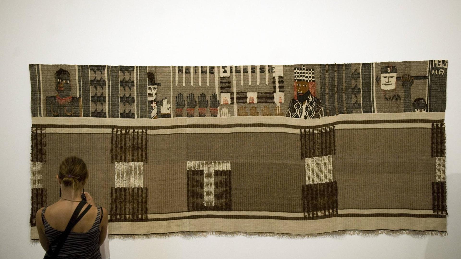 Besucher vor dem Kunstwerk Etiopia, 1935, vom Kuenstler Hannah Ryggen im Fridericianum am Friedrichplatz auf der documenta 13 in Kassel. Besucher vor dem Kunstwerk Etiopia, 1935, vom Kuenstler Hannah Ryggen im Fridericianum am Friedrichplatz auf der documenta 13 in Kassel.