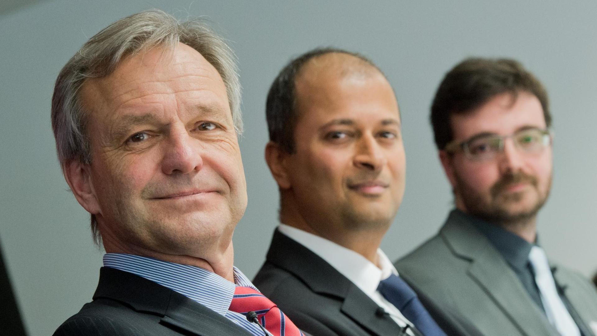 Professor Karsten Danzmann (l-r), Direktor am Max-Planck-Institut für Gravitationsphysik (Albert Einstein Institut), und die Wissenschaftler Badri Krishnan und Vivien Raymond sitzen am 11.02.2016 bei einer Pressekonferenz in der Leibniz Universität in Hannover (Niedersachsen). Professor Karsten Danzmann (l-r), Direktor am Max-Planck-Institut für Gravitationsphysik (Albert Einstein Institut), und die Wissenschaftler Badri Krishnan und Vivien Raymond sitzen am 11.02.2016 bei einer Pressekonferenz in der Leibniz Universität in Hannover (Niedersachsen).