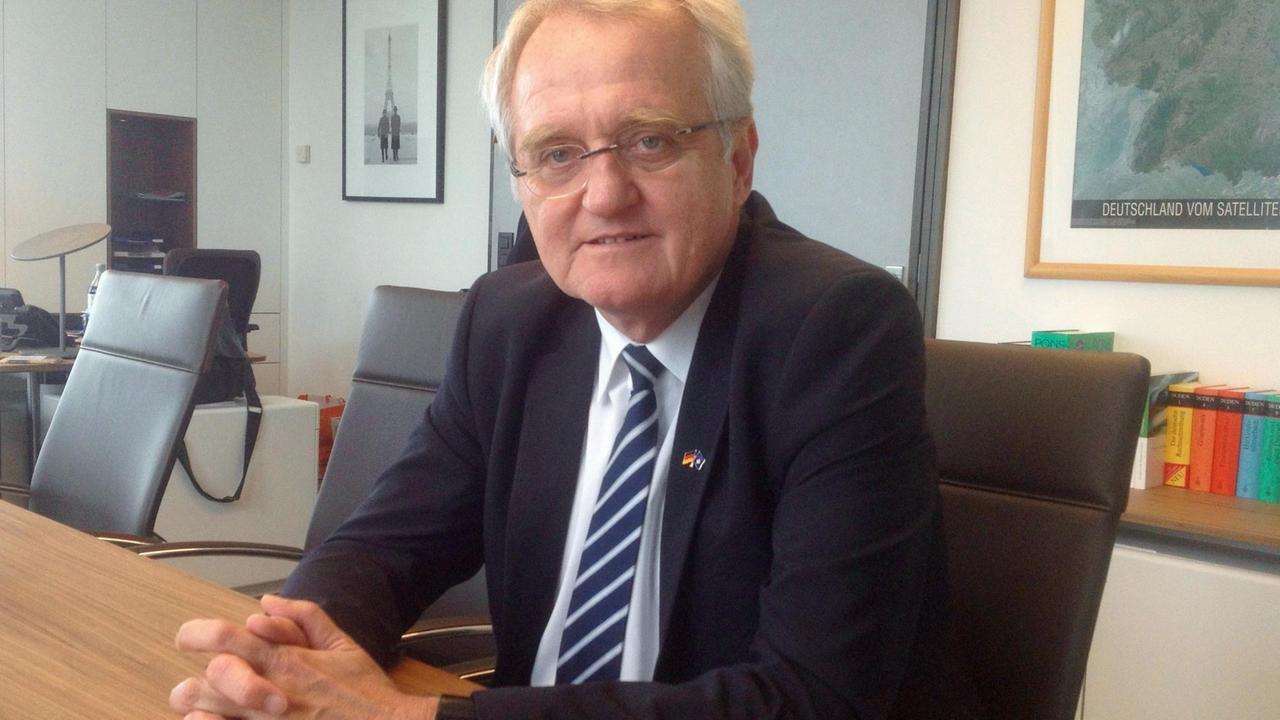 Der Vizepräsident des EU-Parlaments Rainer Wieland (CDU) meint, genauere Rechenschaft bei der "allgemeinen Kostenvergütung" für EU-Abgeordnete von monatlich rund 4.300 Euro würde den Steuerzahler mehr kosten als die pauschale Zuwendung Der Vizepräsident des EU-Parlaments Rainer Wieland (CDU) meint, genauere Rechenschaft bei der "allgemeinen Kostenvergütung" für EU-Abgeordnete von monatlich rund 4.300 Euro würde den Steuerzahler mehr kosten als die pauschale Zuwendung