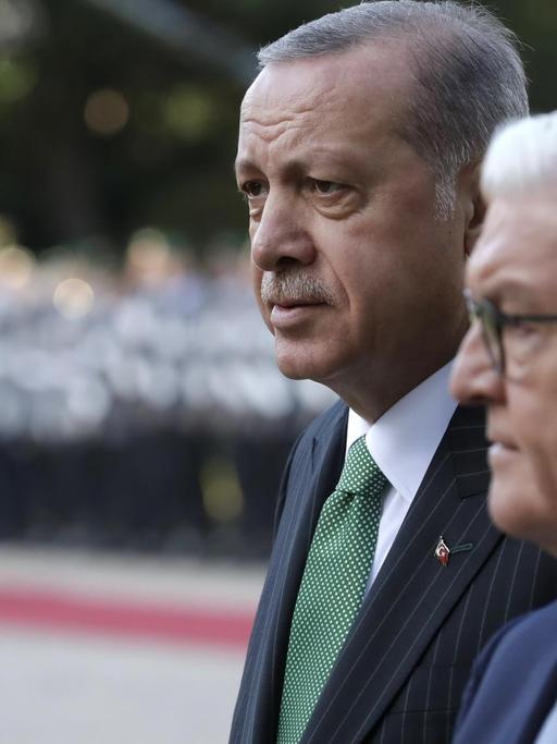 Der türkische Präsident Erdogan und Bundespräsident Steinmeier stehen nebeneinander und nehmen die Ehrenformation der Bundeswehr ab.