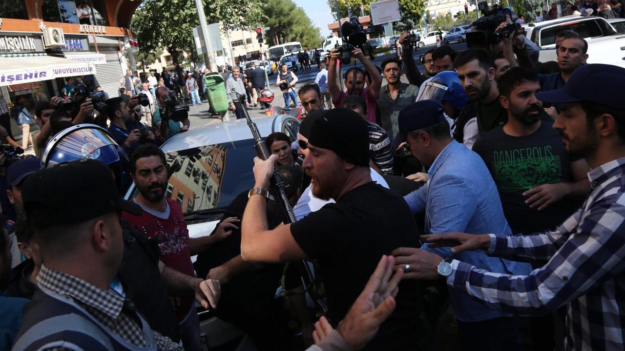 Demonstranten protestieren in der Kurdenmetropole Diyarbakir gegen die Festnahme von zwei Bürgermeistern.