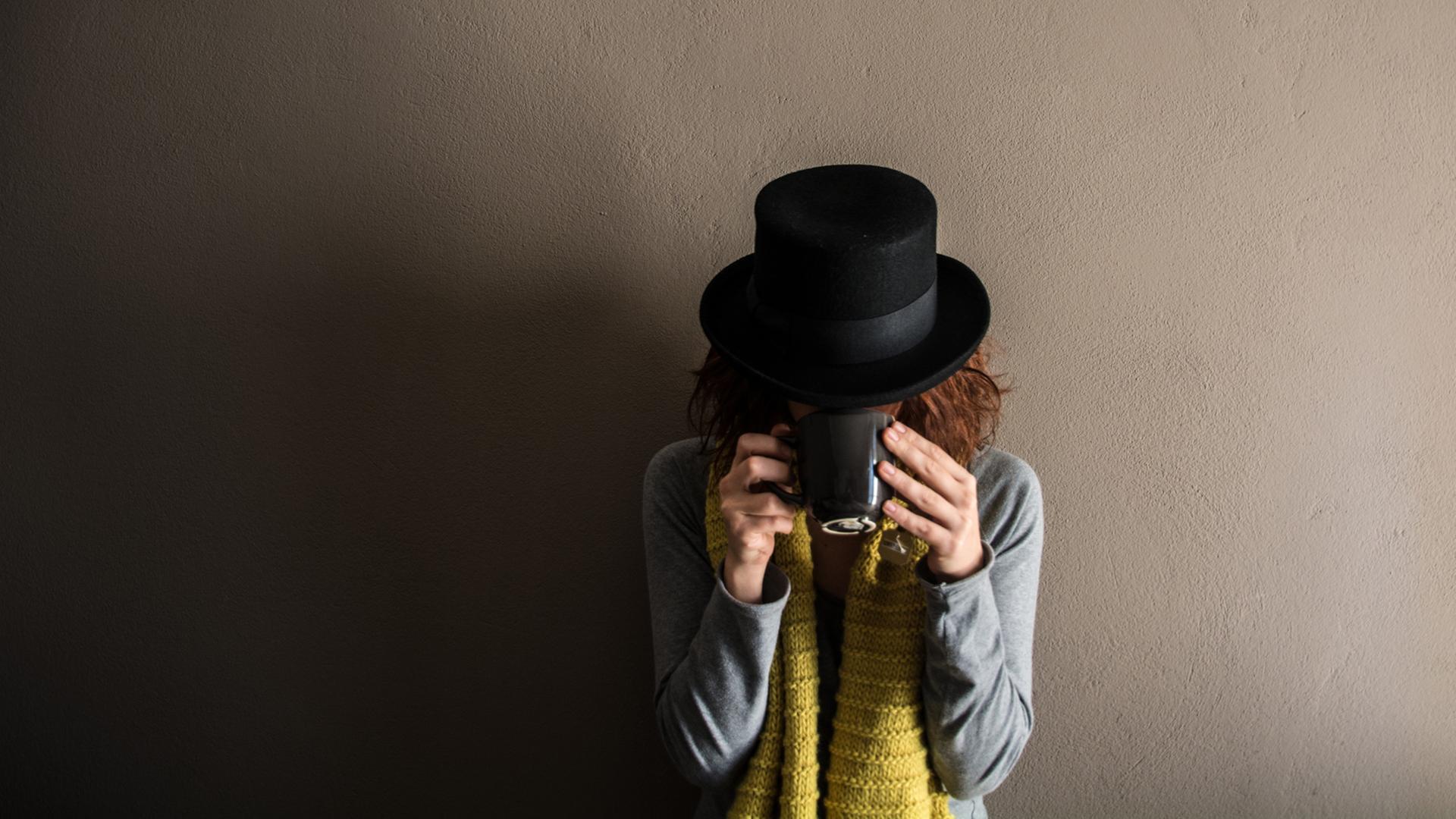 Frau mit Hut. Porträt ohne Gesicht in schwarz-weiß Frau mit Hut. Porträt ohne Gesicht in schwarz-weiß