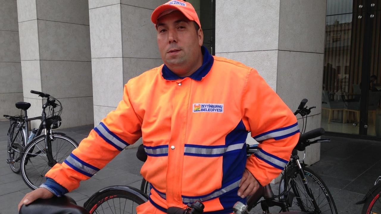 Ein Mitarbeiter der Stadtverwaltung Zeytinburnu ist mit seinem Dienstrad unterwegs.