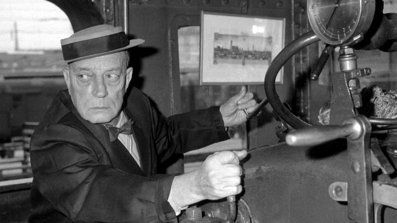 Der "Mann, der niemals lachte", Buster Keaton, trifft am 6. Februar 1962 auf dem Führerstand einer historischen Lokomotive im Münchener Hauptbahnhof ein. Grund seiner Deutschland-Reise war die Wiederaufführung seines Stummfilms "Der General" aus dem Jahr 1926.