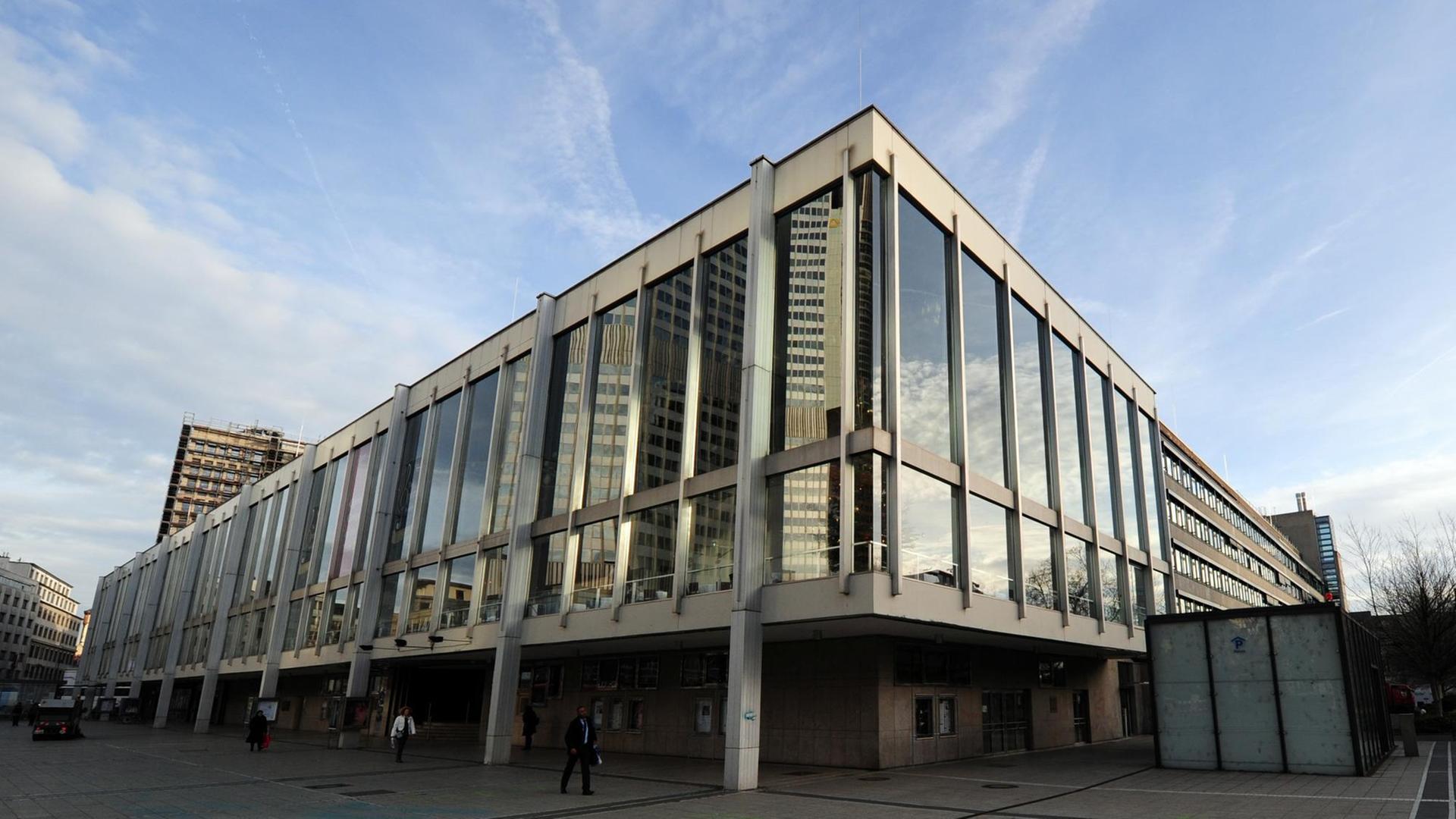 Oper und Schauspiel in Frankfurt am Main (Hessen), aufgenommen am 09.12.2013. Schauspiel und Oper teilen sich in Frankfurt ein Gebäude, das an Schlichtheit kaum zu überbieten ist. Mitte Dezember 1963 wurde es eröffnet. Oper und Schauspiel in Frankfurt am Main (Hessen), aufgenommen am 09.12.2013. Schauspiel und Oper teilen sich in Frankfurt ein Gebäude, das an Schlichtheit kaum zu überbieten ist. Mitte Dezember 1963 wurde es eröffnet.