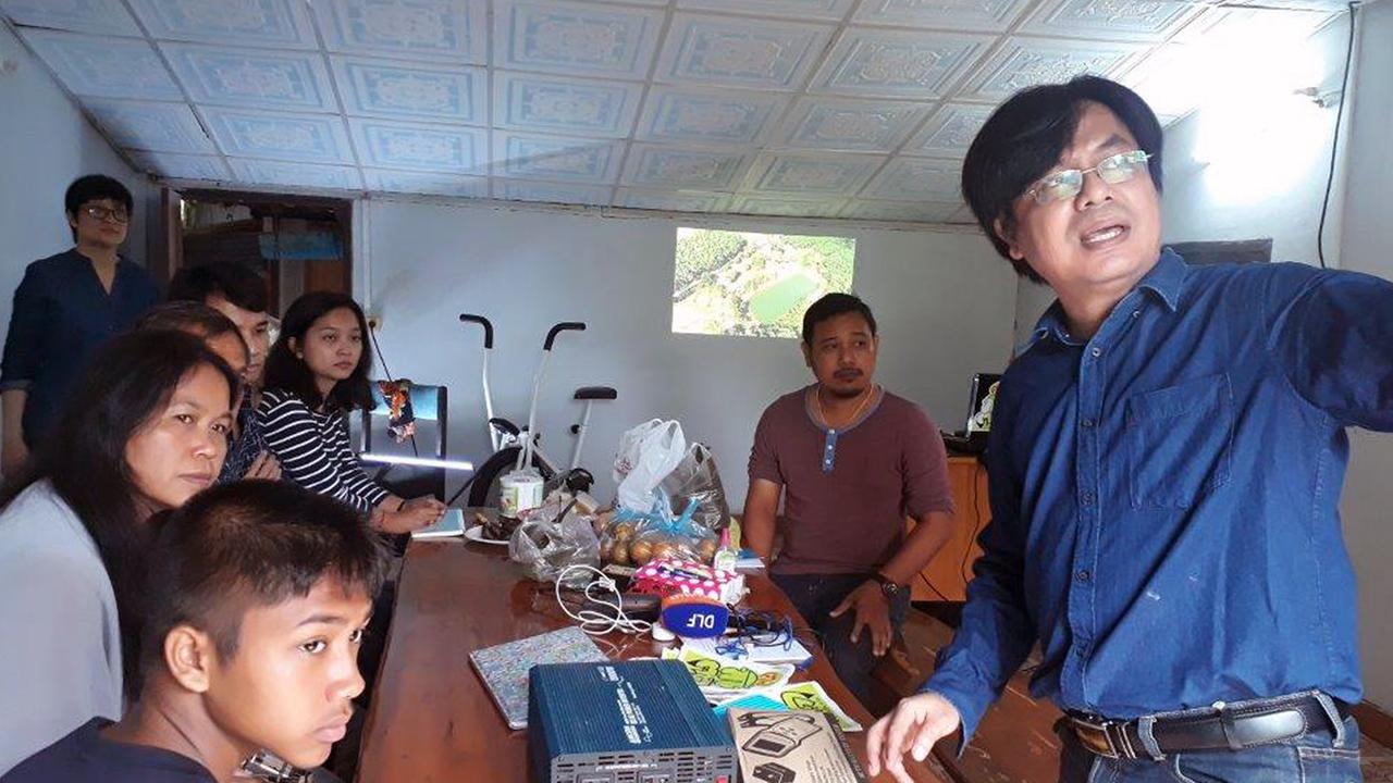 Solarzellen-Workshop beim Daniel Düstentrieb von Thailand: Somporn Chuai Aree. Solarzellen-Workshop beim Daniel Düstentrieb von Thailand: Somporn Chuai Aree.