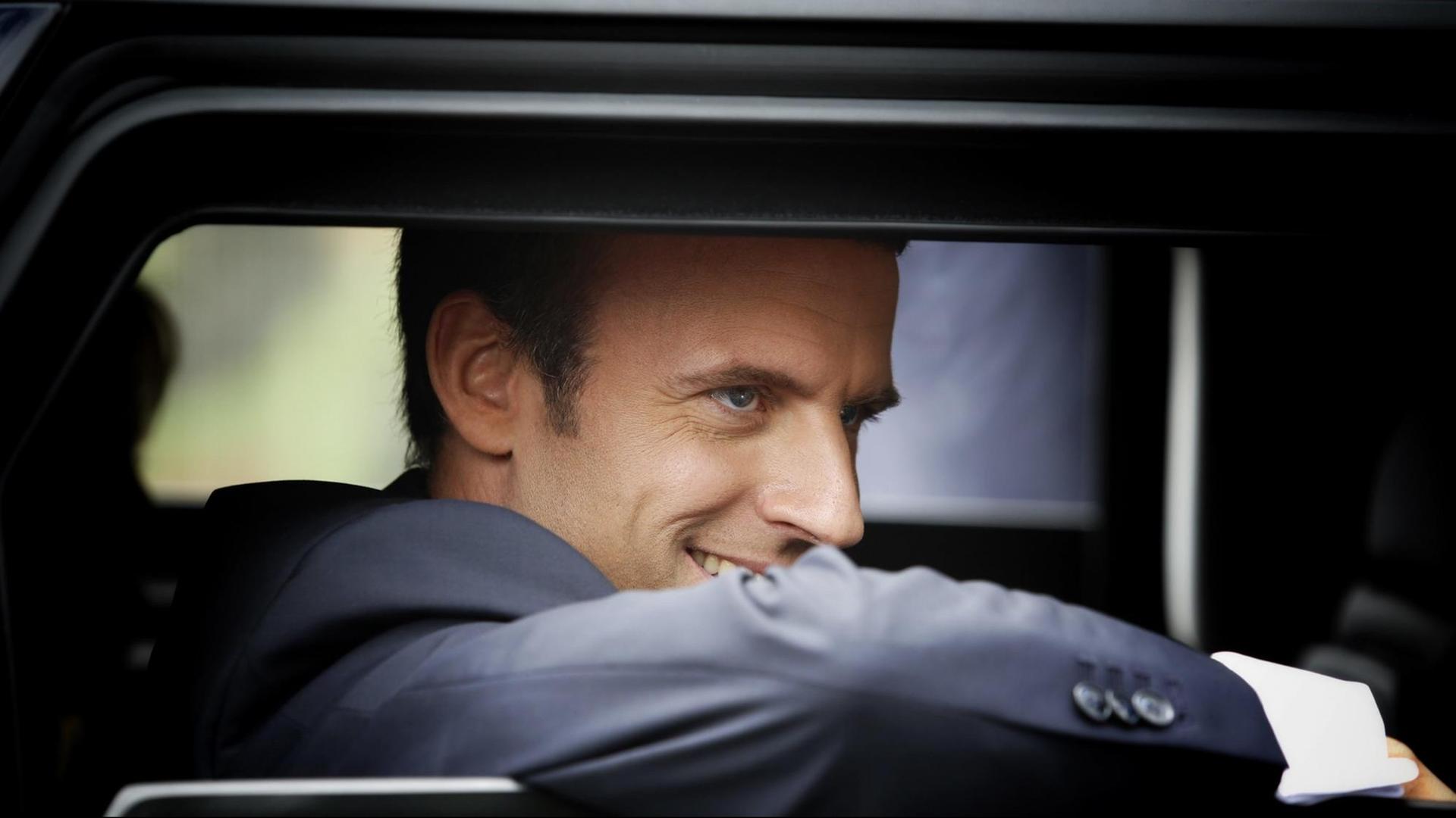 Emmanuel Macron beim französischen Nationalfeiertag am 14. Juni 2017 blickt aus seiner Staats-Limousine