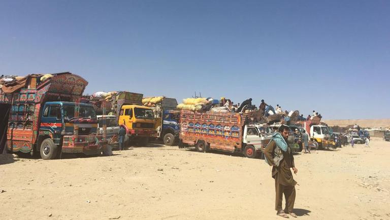 Vielleicht 80 Lastwagen stehen auf einer mehrere Fußballfelder großen, staubigen Fläche an der Straße, die Kabul mit Pakistan verbindet. Vielleicht 80 Lastwagen stehen auf einer mehrere Fußballfelder großen, staubigen Fläche an der Straße, die Kabul mit Pakistan verbindet.