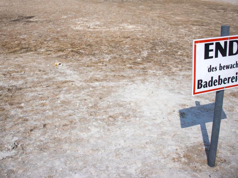 Wasserknappheit in Deutschland: Ein Hinweisschild mit der Aufschrift "Ende des bewachten Badebereichs" steht am Neustädter See schon seit Wochen auf dem Trockenen.