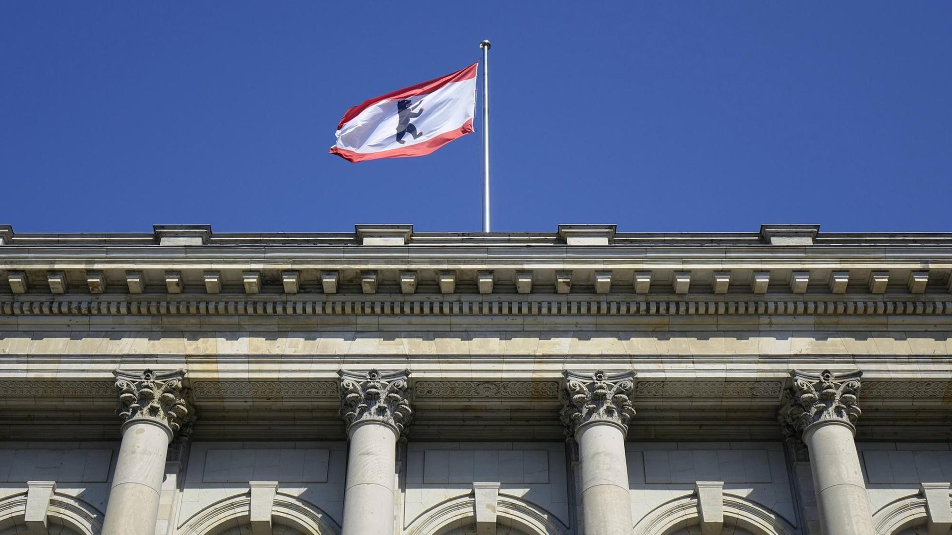 Die Berliner Flagge weht über dem Abgeordnetenhaus.