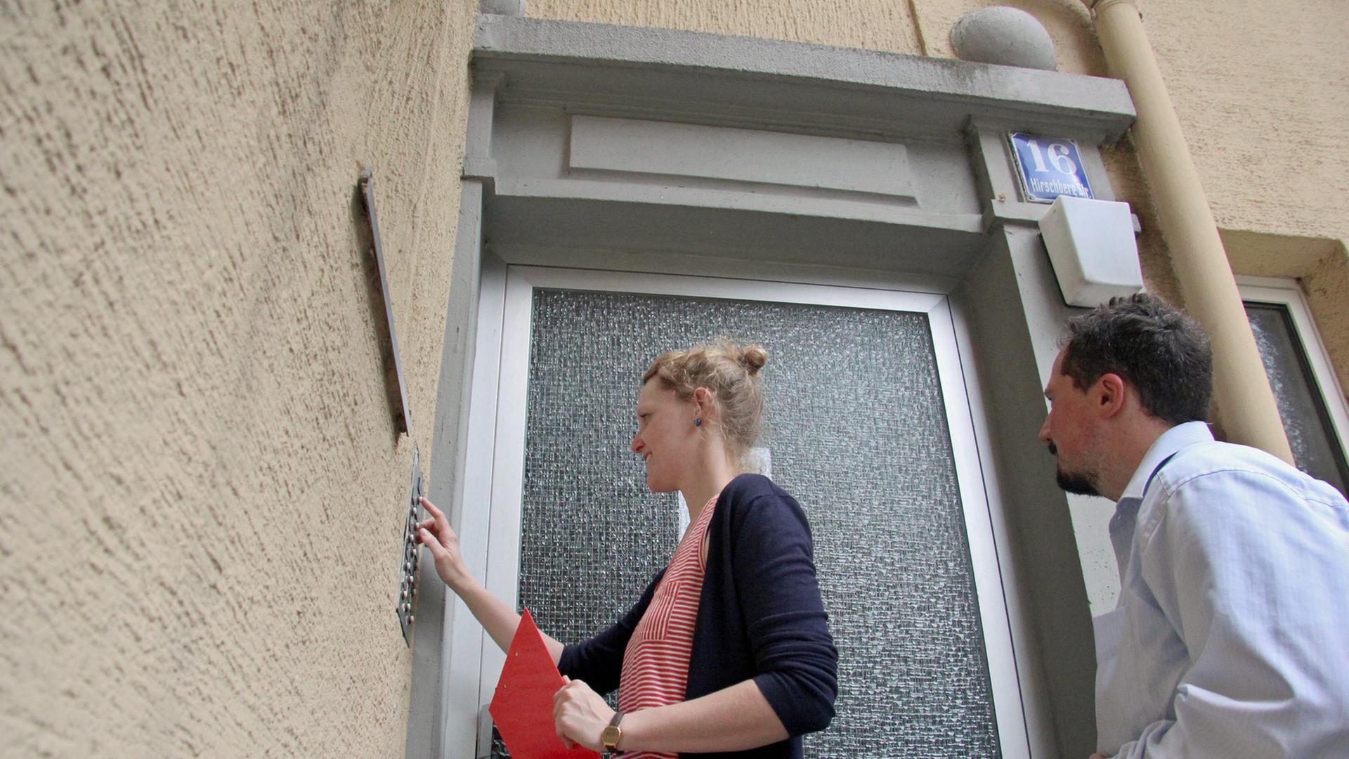 Zwei SPD-Politiker beim Haustürwahlkampf. Dieses Prinzip nutzte auch der Verein "Denkende Gesellschaft", sie sind aber parteipolitisch neutral. Zwei SPD-Politiker beim Haustürwahlkampf. Dieses Prinzip nutzte auch der Verein "Denkende Gesellschaft", sie sind aber parteipolitisch neutral.