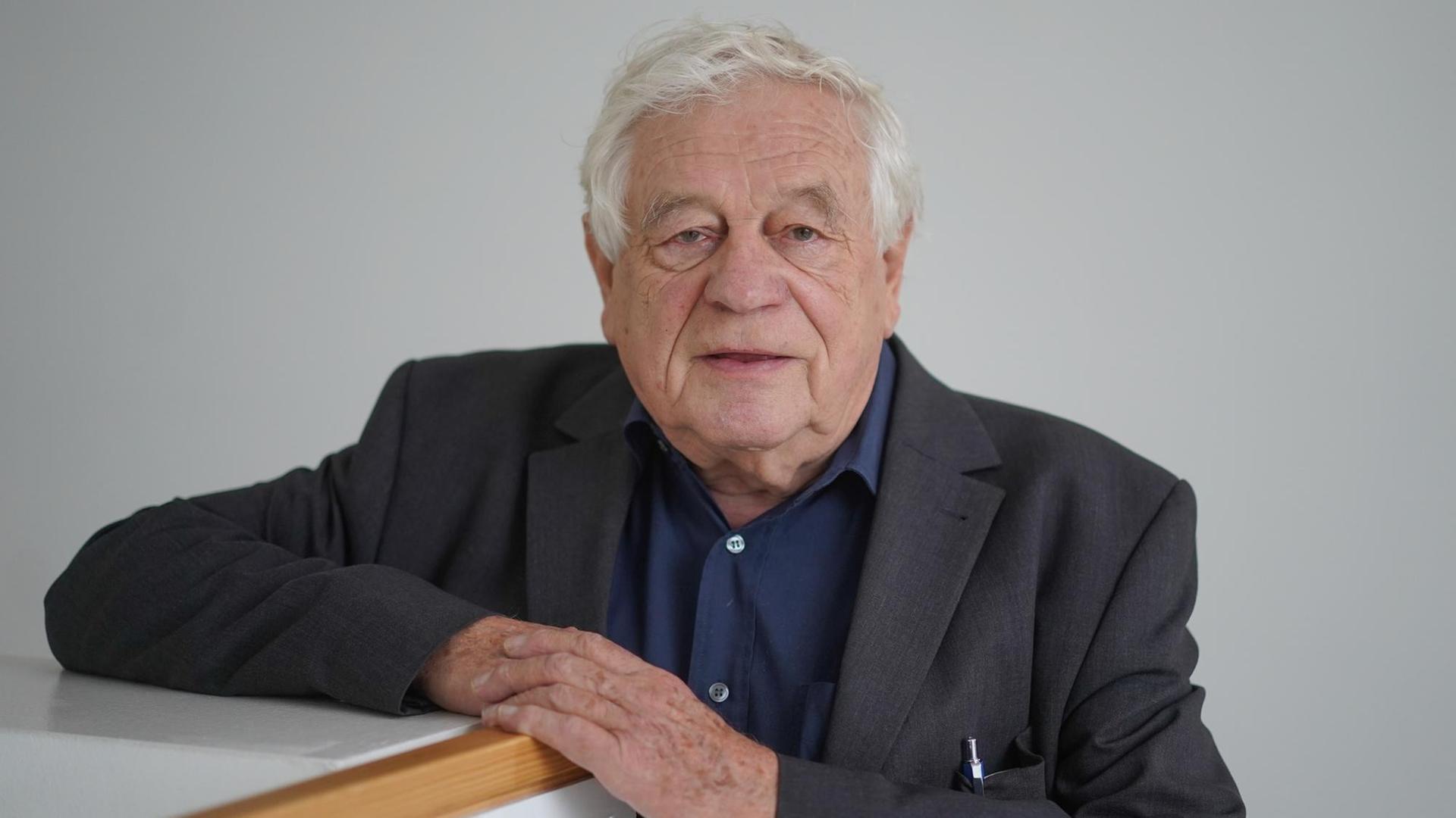 Der Historiker Wolfgang Benz hat ein Buch mit dem Titel "Vom Vorurteil zur Gewalt" geschrieben. Der Historiker Wolfgang Benz hat ein Buch mit dem Titel "Vom Vorurteil zur Gewalt" geschrieben.